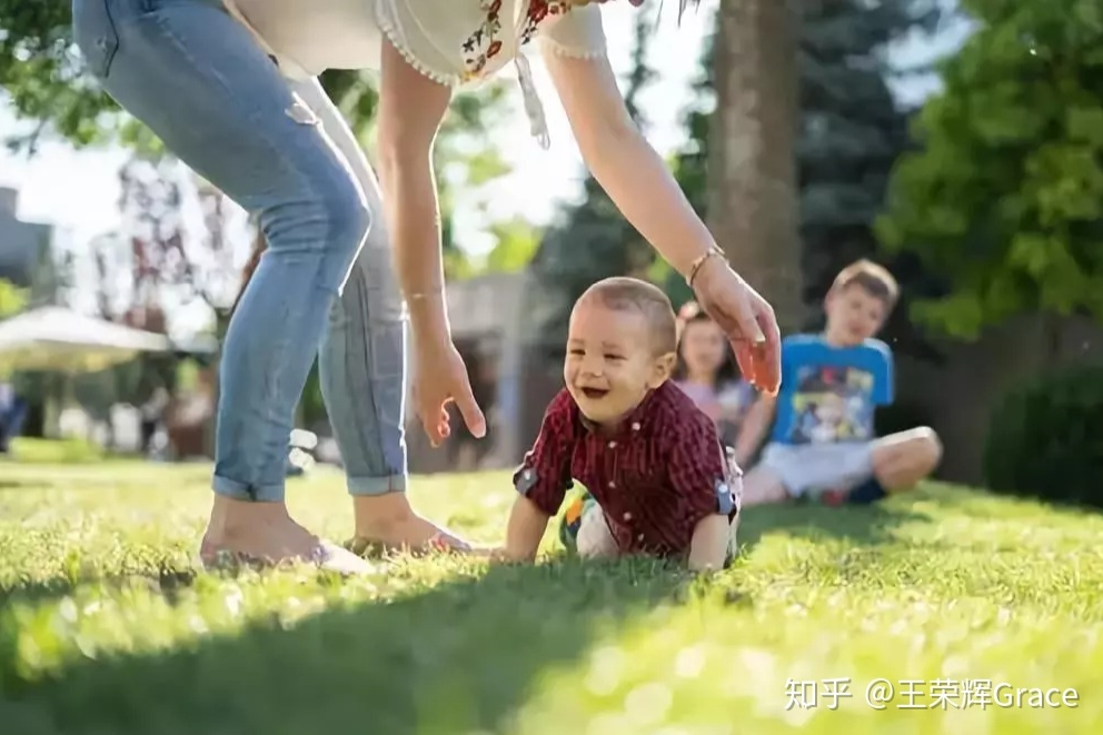 孩子摸乳房，捏耳朵，依恋布娃娃这些细节千万不能忽视